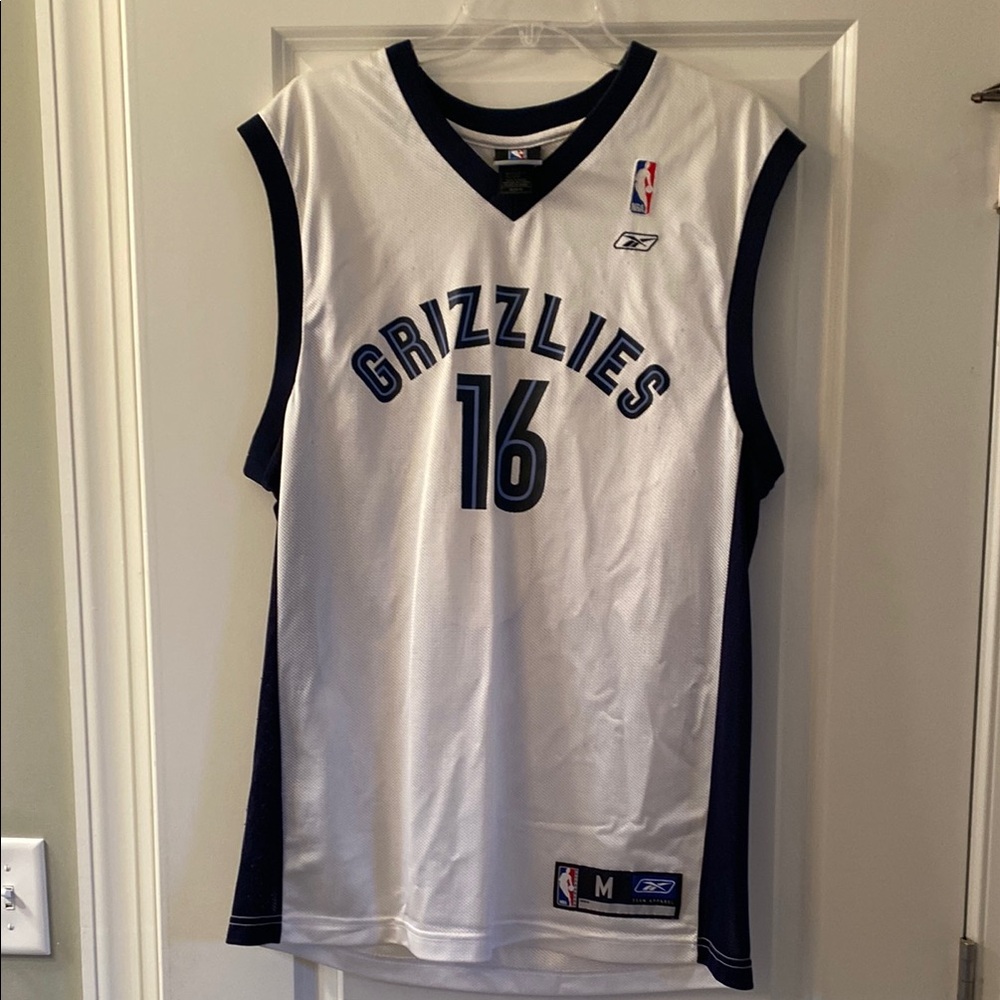 Reebok White and Black Grizzlies gasol 16  Jersey size medium